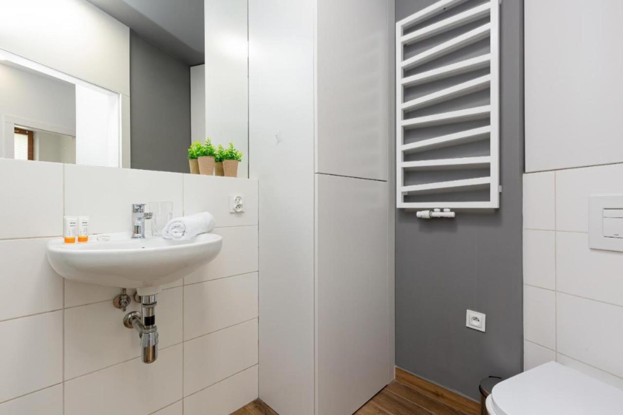 Modern Apartment With Pool Near Golden Terraces Varsavia Esterno foto